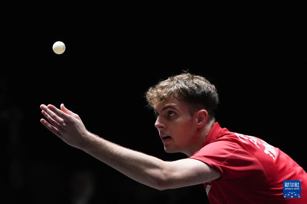 他通过篮球 他通过篮球